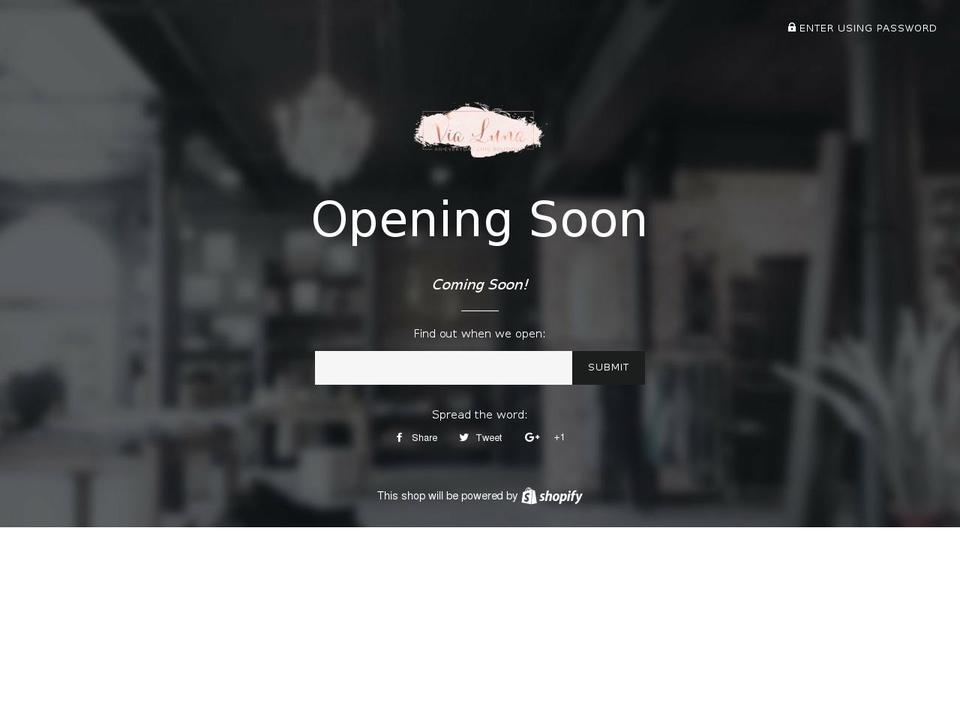 vialunaboutique.com shopify website screenshot